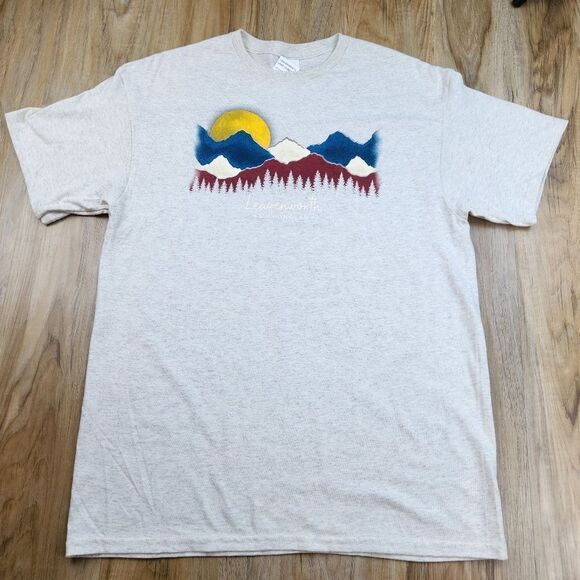 🩵NWT Cream Leavenworth Washington Mountain Scene Short Sleeve Top Large - Picture 1 of 9